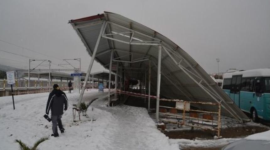 İzmir&rsquo;de Durağın &Ccedil;atısı Minib&uuml;slerin &Uuml;zerine &Ccedil;&ouml;kt&uuml;