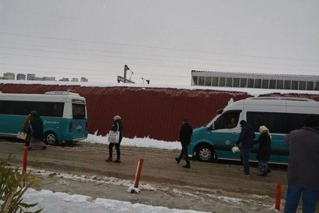 İzmir’de Durağın Çatısı Minibüslerin Üzerine Çöktü