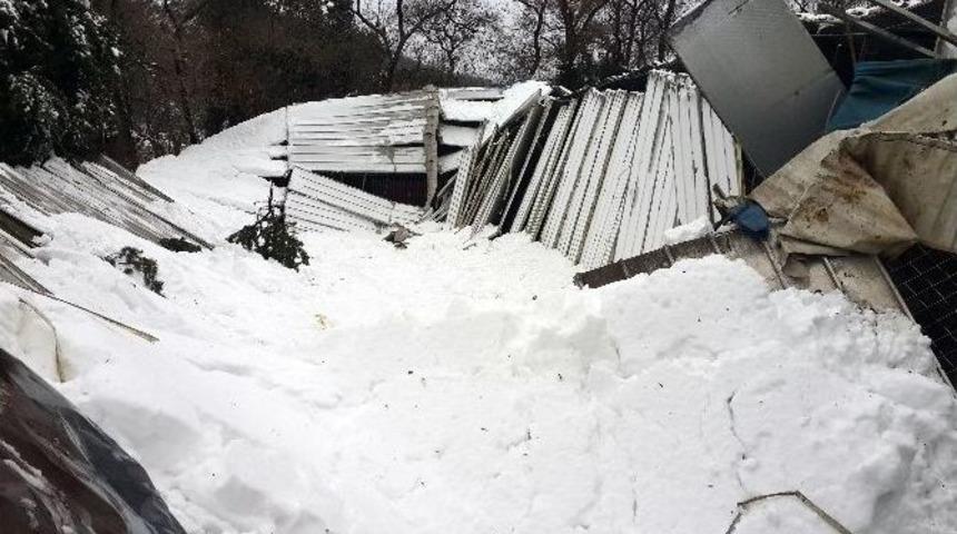 Sarıyer&rsquo;de Yoğun Kar Nedeniyle Halı Sahanın &Ccedil;atısı &Ccedil;&ouml;kt&uuml;
