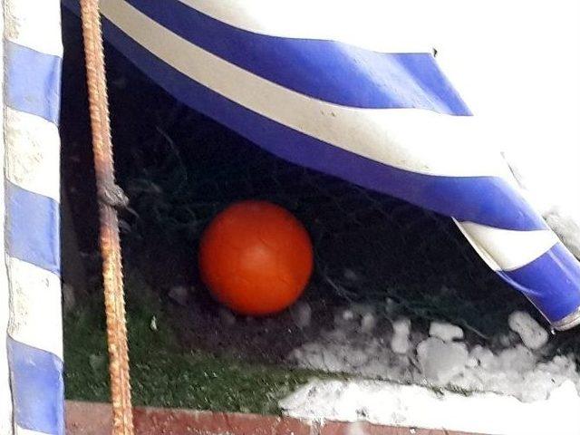 Sarıyer’de Yoğun Kar Nedeniyle Halı Sahanın Çatısı Çöktü