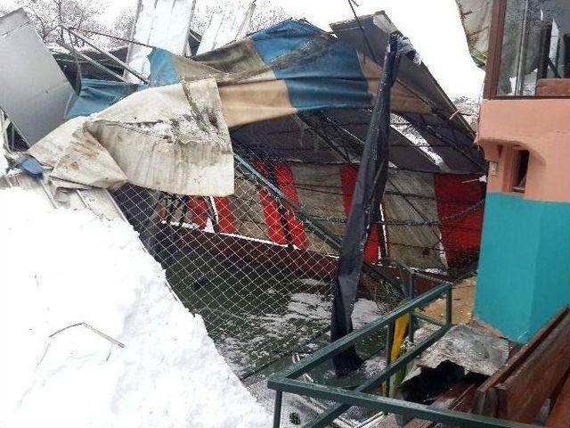 Sarıyer’de Yoğun Kar Nedeniyle Halı Sahanın Çatısı Çöktü