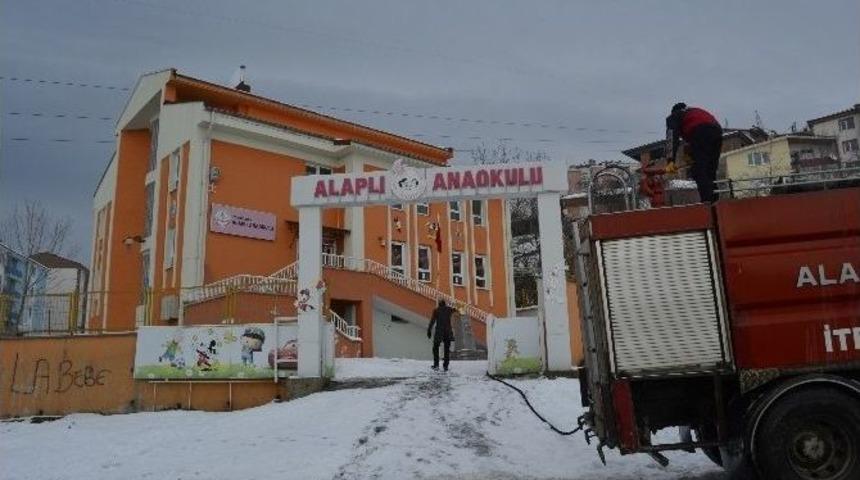 Okul Bah&ccedil;eleri Deniz Suyu İle Temizleniyor