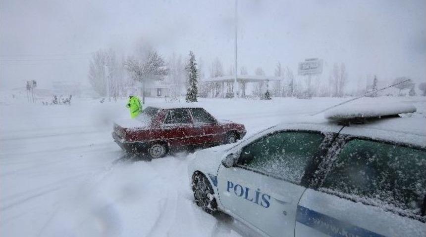 Konya-ısparta Karayolu Yoğun Kar Yağışı Ve Tipi Nedeniyle Ulaşıma Kapatıldı