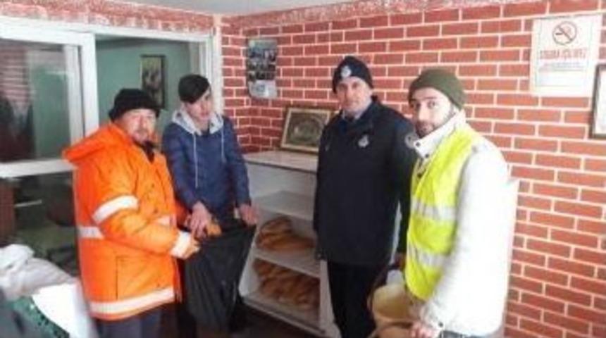 Yığılca Belediyesi Sokak Hayvanları İ&ccedil;in İş Yerinden Gıda Topluyor