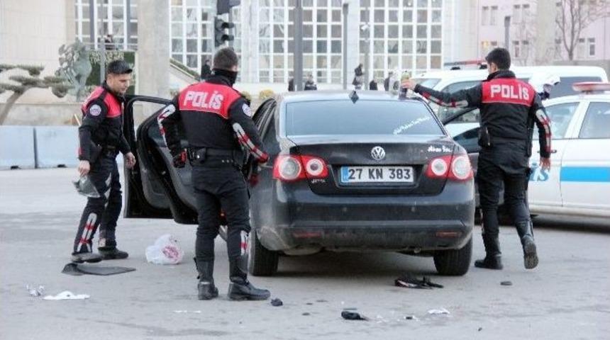 &Ccedil;atışmanın Ardından Polis Ekipleri Durdurdukları Ara&ccedil;ta 2 Kişiyi G&ouml;zaltına Aldı