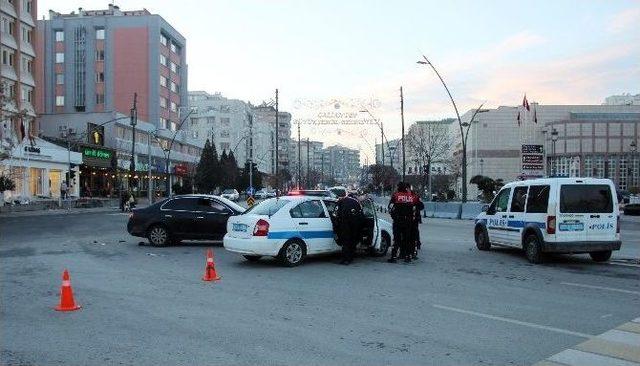 Çatışmanın Ardından Polis Ekipleri Durdurdukları Araçta 2 Kişiyi Gözaltına Aldı