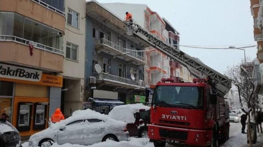 &Ccedil;atılardan Sarkan Buzları İtfaiye Ekipleri Temizledi