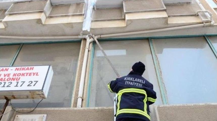 Kırklareli&rsquo;nde Buz Sarkıtları Temizleniyor