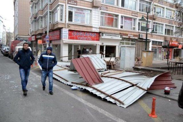 Kayseri'de Şiddetli Rüzgar Çatıları Uçurdu