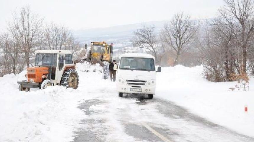 Yolda Mahsur Kalan &Ouml;ğrencilerin Yardımına Ekipler Yetişti