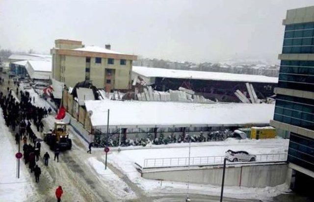 Biga'da Kapalı Pazaryerinin Çatısı Çöktü