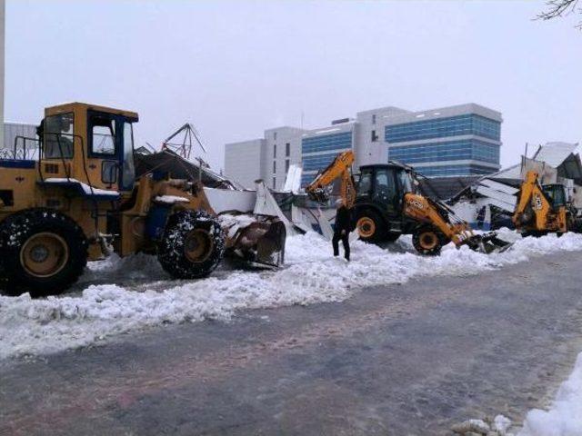 Biga'da Kapalı Pazaryerinin Çatısı Çöktü