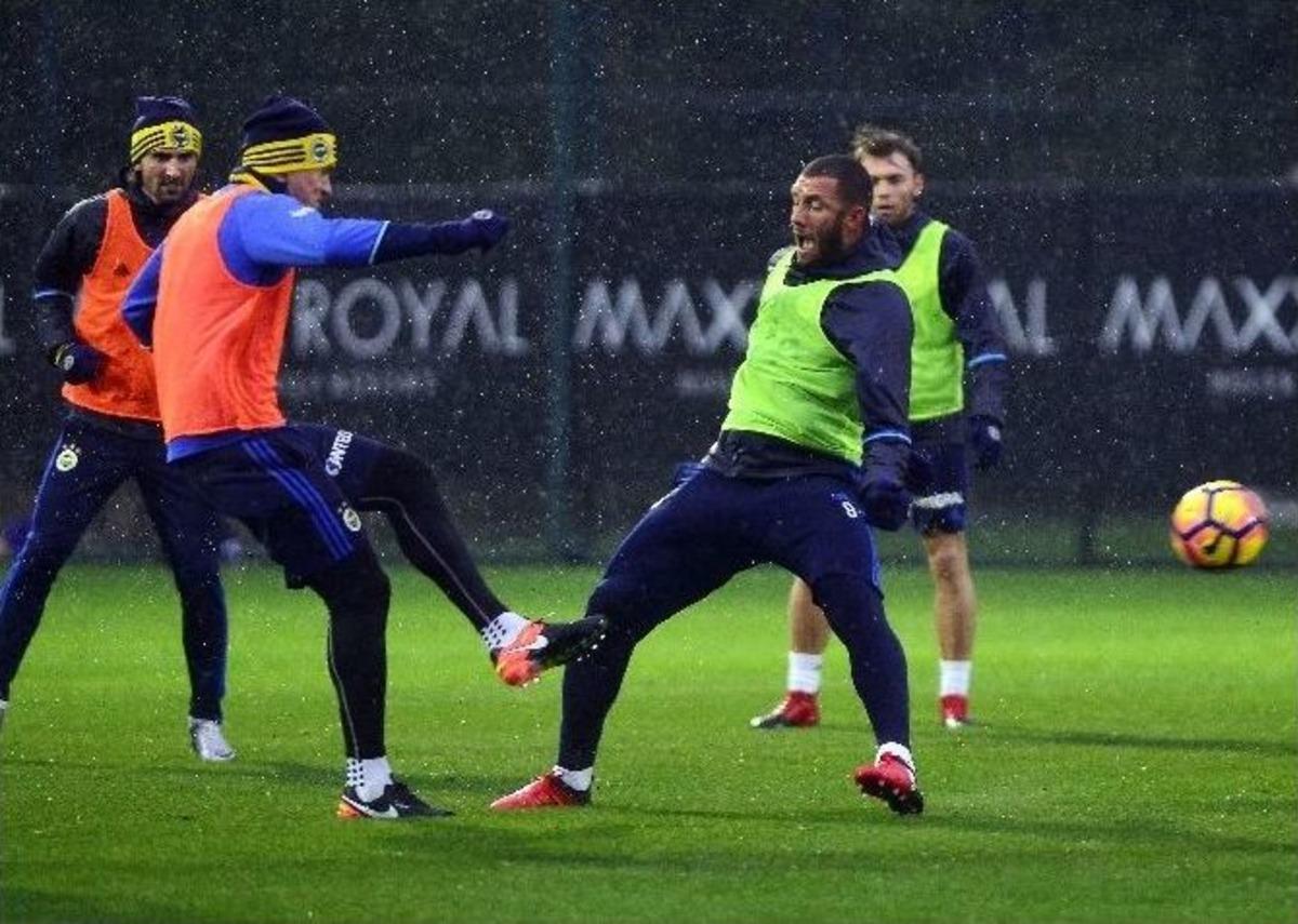 Fenerbah&ccedil;e Hazırlıklarını S&uuml;rd&uuml;rd&uuml;