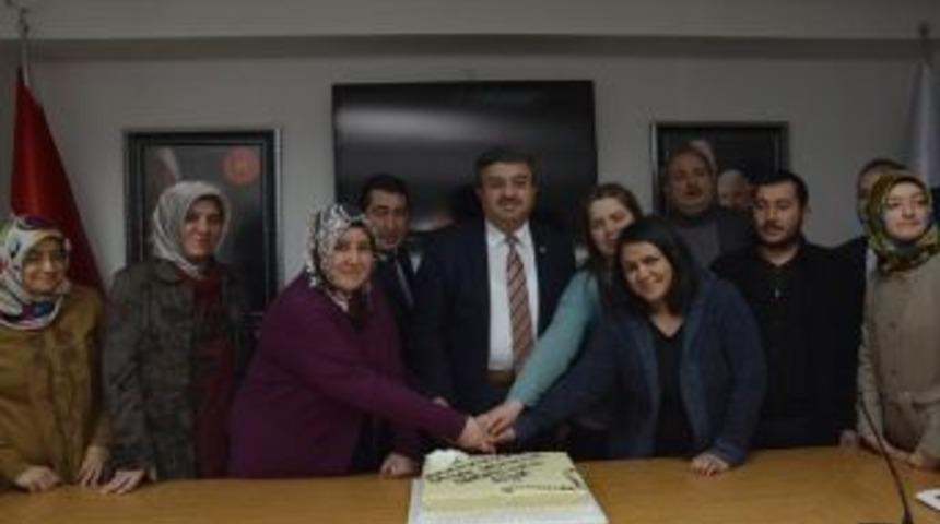 Ak Parti&rsquo;den Basın Mensuplarına Pastalı Jest