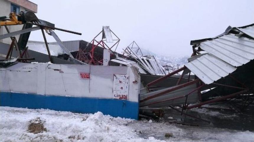 Biga&rsquo;da Kapalı Pazar Yerinin &Ccedil;atısı &Ccedil;&ouml;kt&uuml;