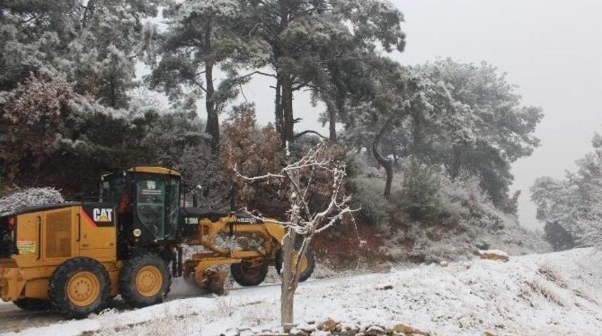 Edremit&rsquo;te Kar M&uuml;cadelesi Devam Ediyor