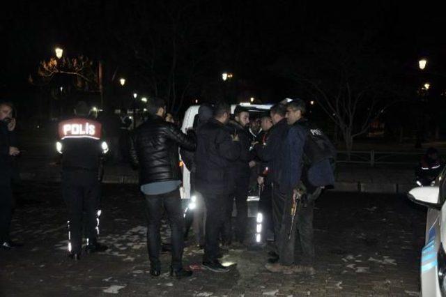 Gaziantep'te 'dur' Ihtarına Uymayan Otomobil Kaza Yaptı; 1 Kişi Yakalandı, 2 Kişi Aranıyor - Yeniden