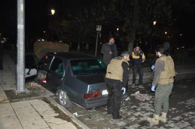 Gaziantep'te 'dur' Ihtarına Uymayan Otomobil Kaza Yaptı; 1 Kişi Yakalandı, 2 Kişi Aranıyor - Yeniden