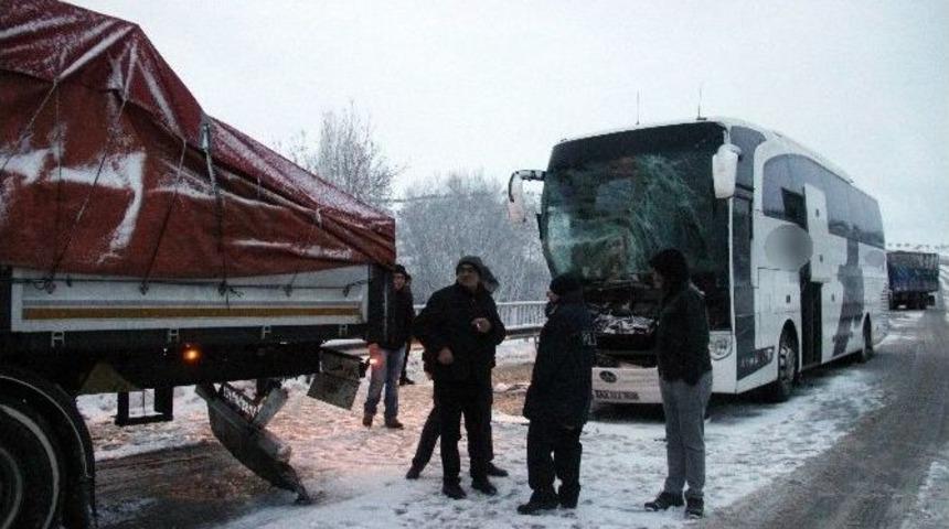 K&uuml;tahya&rsquo;da Yolcu Otob&uuml;s&uuml; İle Tır &Ccedil;arpıştı: 1 Yaralı