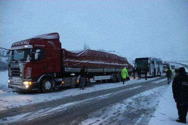 Kütahya’da Yolcu Otobüsü İle Tır Çarpıştı: 1 Yaralı