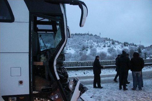 Kütahya’da Yolcu Otobüsü İle Tır Çarpıştı: 1 Yaralı