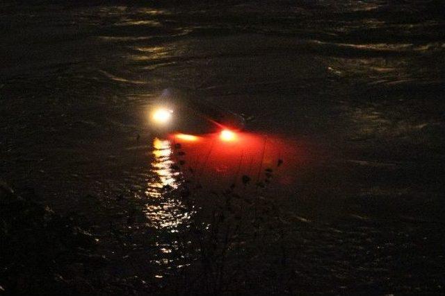 Otomobiliyle Seyhan Nehri’ne Uçan Sürücü Boğulmaktan Son Anda Kurtuldu