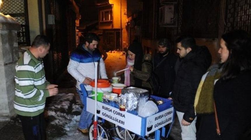(&ouml;zel Haber) Dondurucu Soğukta Bir Kap &Ccedil;orba İle Y&uuml;rekleri Isıtıyorlar