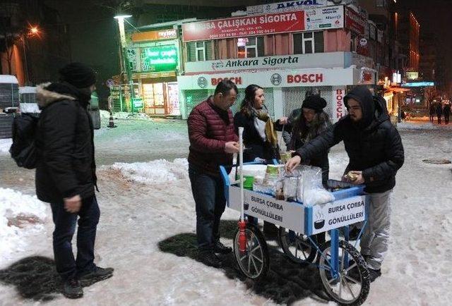 (özel Haber) Dondurucu Soğukta Bir Kap Çorba İle Yürekleri Isıtıyorlar