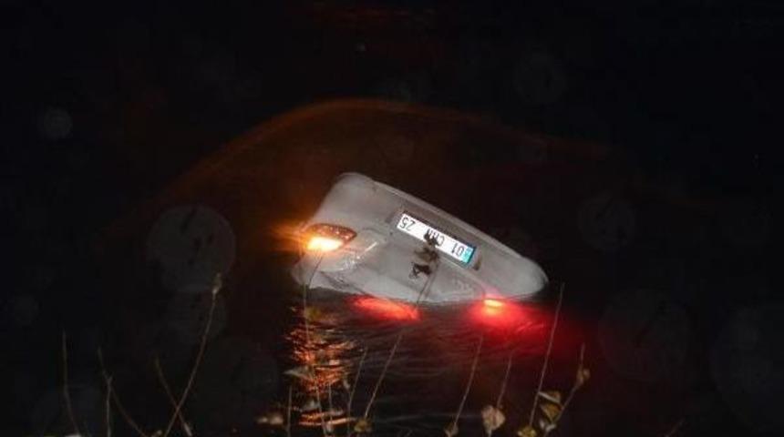 Seyhan Nehri'ne U&ccedil;an Otomobilden Sağ &Ccedil;ıktı