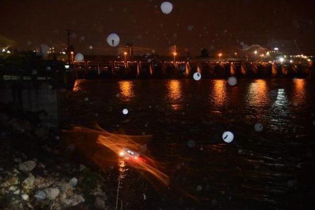 Seyhan Nehri'ne Uçan Otomobilden Sağ Çıktı