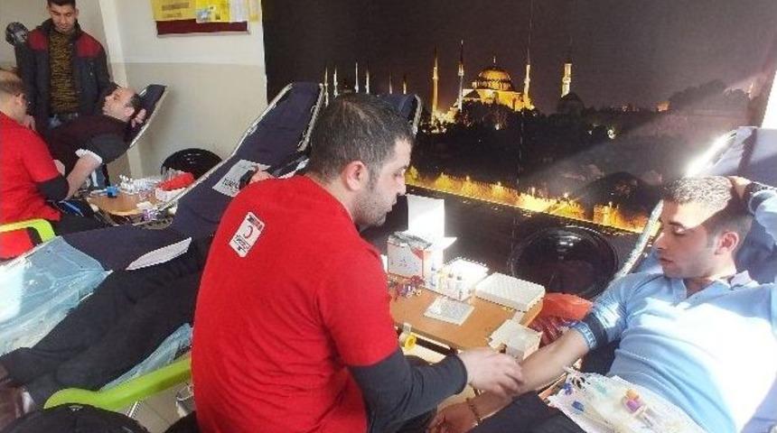 Malazgirtli &Ouml;ğrencilerden Kan Bağışı