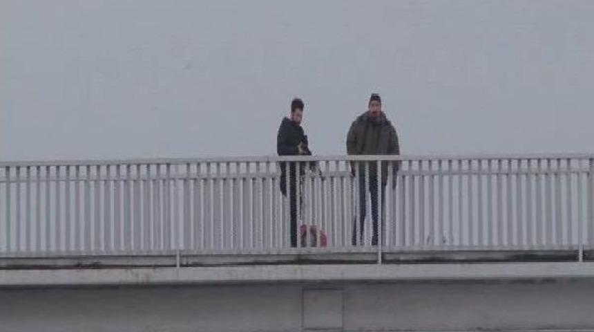 Tem-Okmeydanı Bağlantı Yolunu Kapatan Pankart