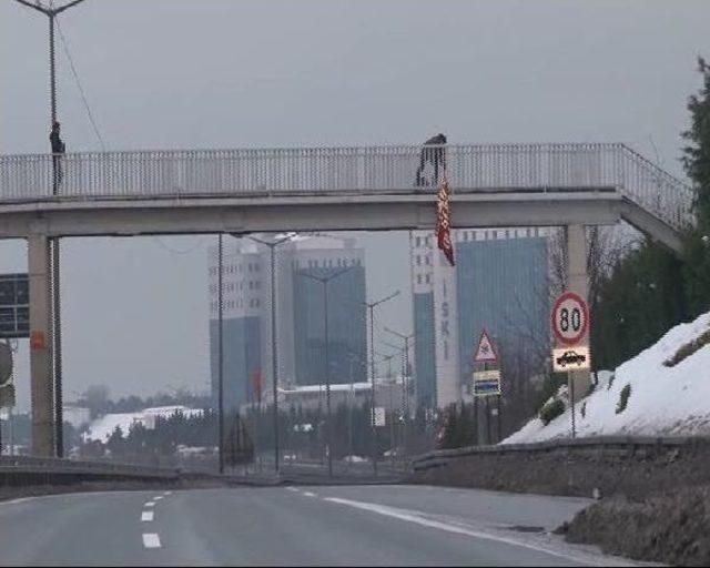 Tem-Okmeydanı Bağlantı Yolunu Kapatan Pankart