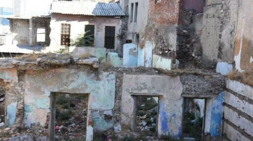Eski İzmir Evleri Kurtarıcısını Bekliyor