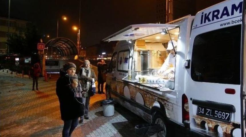B&uuml;y&uuml;k&ccedil;ekmece Belediyesinden Soğuk Havalarda &Ccedil;orba İkramı