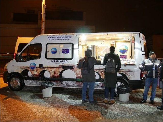 B&uuml;y&uuml;k&ccedil;ekmece Belediyesinden Soğuk Havalarda &Ccedil;orba İkramı 2