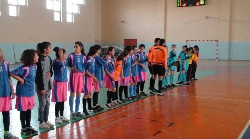 Kızıltepe De &lsquo;kızlararası Futsal Turnuvası&rsquo; D&uuml;zenlendi