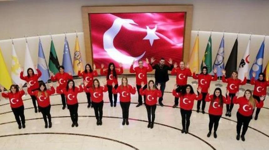 Belediye Personeli Işaret Diliyle İstiklal Marşı'nı Okudu