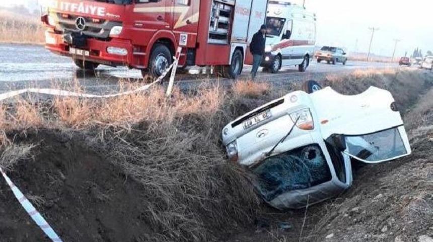 Şarampole Yuvarlanan Kamyonetin S&uuml;r&uuml;c&uuml;s&uuml; &Ouml;ld&uuml;