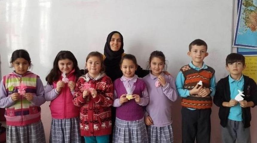 &Ouml;ğretmenden Başarılı &Ouml;ğrencilere El İşi Hediye