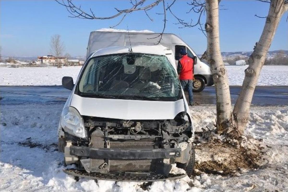 Buzda Kayan Ara&ccedil; Ağaca &Ccedil;arptı: 3 Yaralı