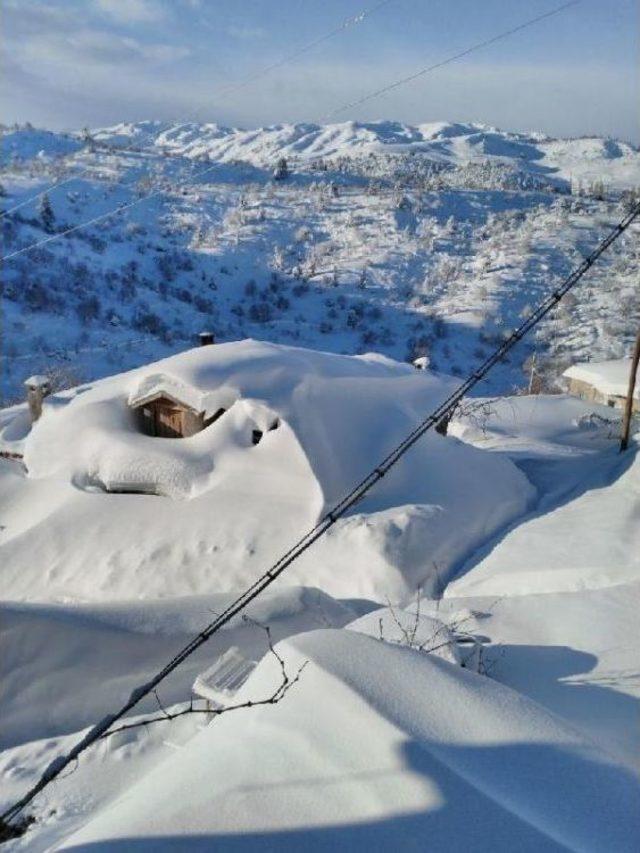 Konya'da Kar Kalınlığı Insan Boyunu Aştı