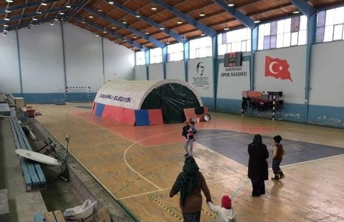 &Ccedil;adırda Yaşayan Suriyeli Aileler Spor Salonuna Alındı