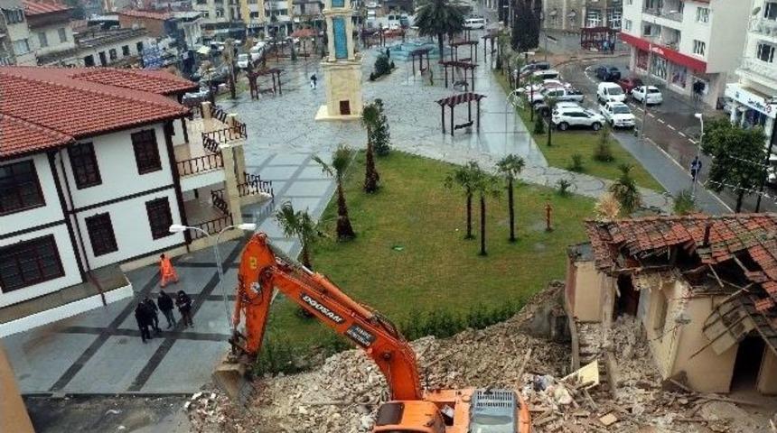 Başkan Akın; &ldquo;&ccedil;ağdaş Kentleşmenin &Ouml;n&uuml;ndeki Engelleri Kaldırıyoruz&rdquo;