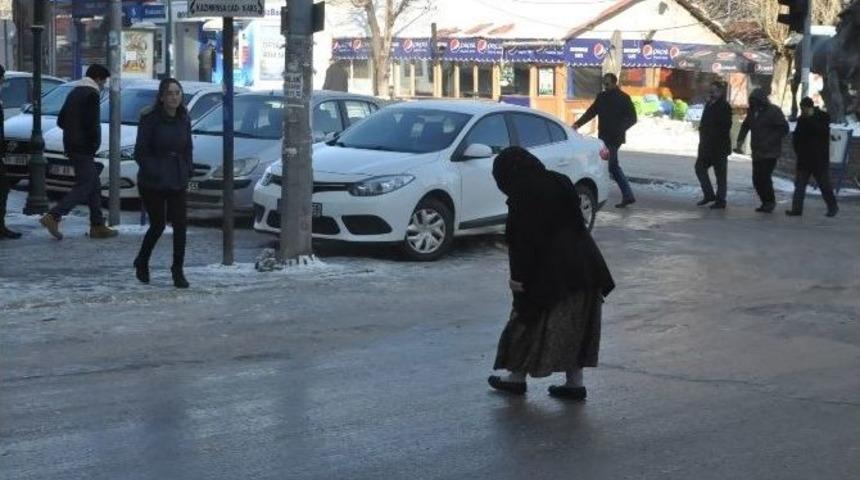 Kars&rsquo;ta Buz Pistine D&ouml;nen Yollar Kazalara Sebep Oluyor