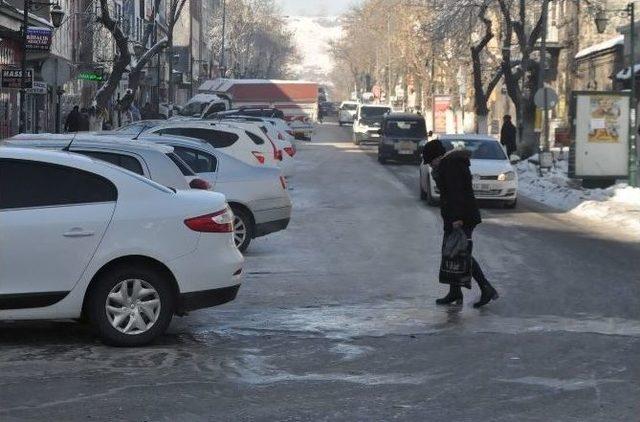 Kars’ta Buz Pistine Dönen Yollar Kazalara Sebep Oluyor