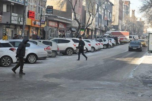 Kars’ta Buz Pistine Dönen Yollar Kazalara Sebep Oluyor