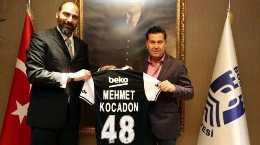 Fenerbah&ccedil;eli Başkan, Beşiktaş Forması Giydi
