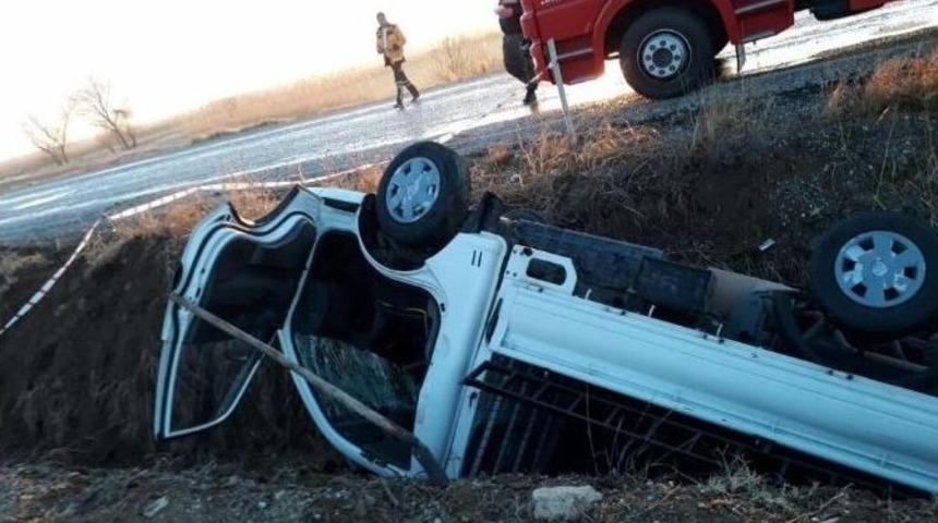 Kontrolden &Ccedil;ıkan Kamyonet Şarampole Yuvarlandı: 1 &Ouml;l&uuml;