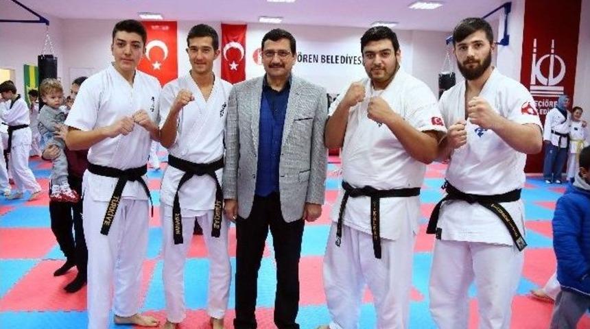Ke&ccedil;i&ouml;ren Belediye Başkanı Ak&rsquo;dan Tekvandocu Gen&ccedil;lere Ziyaret